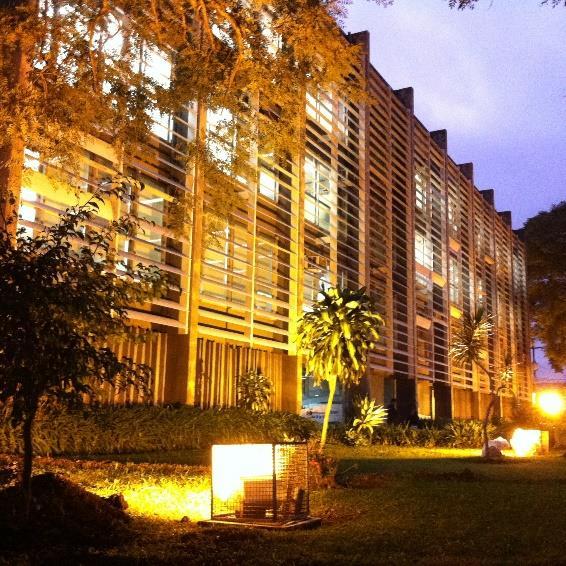 Prédio do Detran iluminado no Maio Amarelo